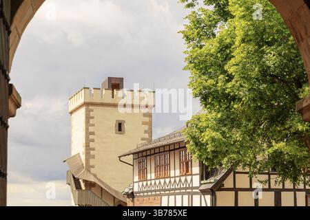 Blick durch die Torhalle zum Südturm mit dem Fachwerkcafé Gadem-Schloss davor Stockfoto