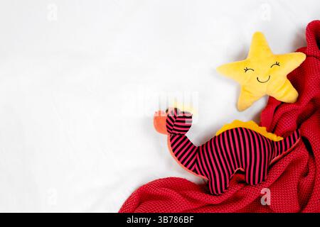 Plüschtiere auf weißem Hintergrund leerer Kopierraum. Kinderzimmer-Design im Hintergrund. Kindersachen. Stockfoto