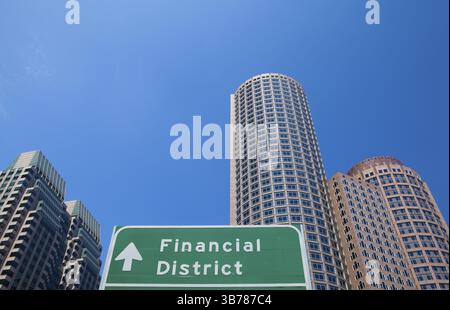 Detail der Boston Skyline und Verkehr Schild mit der Aufschrift Financial District Stockfoto