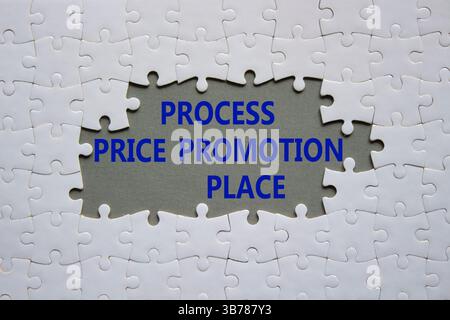 Symbol „Preis Promotion“ verarbeiten. Weißes Puzzle mit den Worten Process Price Promotion Place. Schöner grauer Hintergrund. Geschäftskonzept. Kopierbereich. Stockfoto
