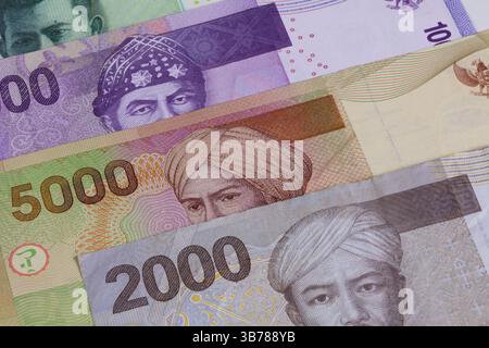 Verschiedene indonesische Rupiah Banknoten auf den Tisch Stockfoto