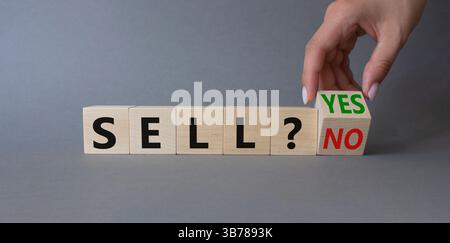 Symbol „Ja“ oder „Nein“ verkaufen. Die Hand des Geschäftsmannes dreht Würfel und ändert die Wörter „Verkaufen Nein“ in „Verkaufen Ja“. Schöner grauer Hintergrund. Geschäfts- und Verkaufskonzept. Kopieren Stockfoto