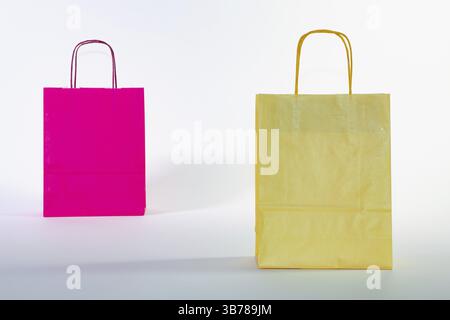 Set aus bunten leeren Einkaufstaschen auf weißem Hintergrund. Verkauf, Konsum, Werbung und Einzelhandel Konzept. Vielen bunten Einkaufstaschen Stockfoto