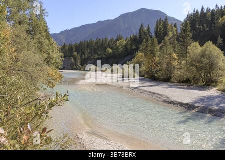 Isarwinkel im Herbst, Oberbayern, Deutschlands letzter wilder Fluss, Landschaft Stockfoto