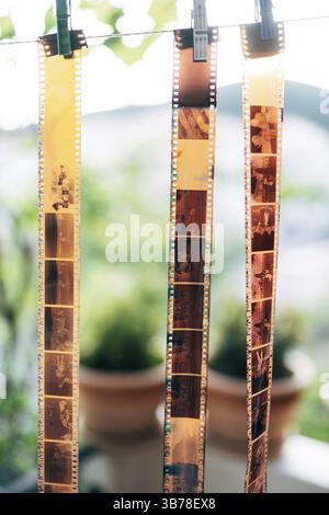 Budva, Montenegro - 21. august 2020: Alte fotografische Filmrollen, Kassetten und Retro-Kameras auf dem Hintergrund. Alter 35 mm Negativstreifen Stockfoto