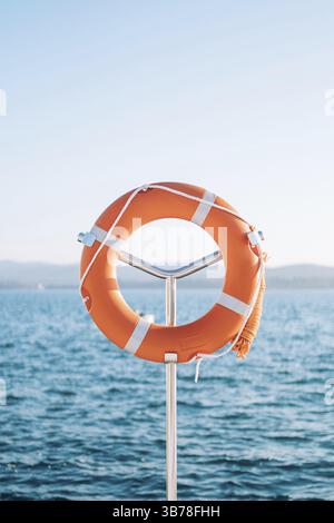 Rettungsschwimmer im Yachthafen für Yachten. Roter Kreis auf dem Bootssteg. Porto Montenegro, Montenegro, Europa Stockfoto