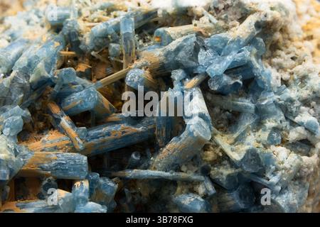 Detaillierte Makrofotografie von weißblauem Aquamarin gemischt mit Topas-Mineralkristallen, die komplexe Texturen und natürliche geometrische Strukturen zeigen Stockfoto
