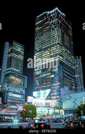 Blick auf den Shibuya Scramble Square bei Nacht. Drehort: Shibuya-ku, Tokio Stockfoto