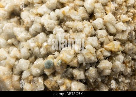 Detaillierte Makrofotografie von weißen Topas-Mineralkristallen mit komplexen Texturen und natürlichen geometrischen Strukturen Stockfoto