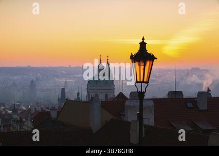 Sonnenaufgang hinter einer alten Straßenlampe über Kleinseite, Prag, Tschechien. Weniger Town ist ein Hangbereich mit Blick über die Moldau zum o Stockfoto