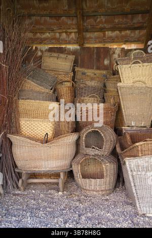Andere Geschichte Weidenkörbe in der alten Scheune Stockfoto