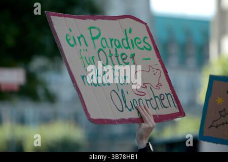Hamburg, 09 15 2023 - Freitage für die Zukunft, Studentenvorführung in Hamburg. Studenten gingen auf die Straße, um zu streiken und Politiker zu fordern Stockfoto