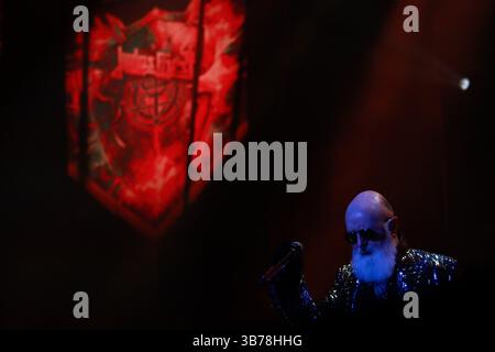 Mexiko-Stadt, Mexiko. Mai 2025. Rob Halford, Leiter der britischen Band Judas Priest, trat auf der Bühne im Rahmen der Monster of Rock Tour in der Mexico City Arena auf. Am 4. Mai 2025 in Mexiko-Stadt. (Foto: Carlos Santiago/Eyepix/SIPA USA) Credit: SIPA USA/Alamy Live News Stockfoto