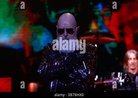 Mexiko-Stadt, Mexiko. Mai 2025. Rob Halford, Leiter der britischen Band Judas Priest, trat auf der Bühne im Rahmen der Monster of Rock Tour in der Mexico City Arena auf. Am 4. Mai 2025 in Mexiko-Stadt. (Foto: Carlos Santiago/Eyepix/SIPA USA) Credit: SIPA USA/Alamy Live News Stockfoto