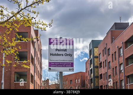 Parkplatzschilder in der Stadt, die nur die Parkbeschränkungen des Genehmigungsinhabers anzeigen. London, UK, 24. März 2024 Stockfoto