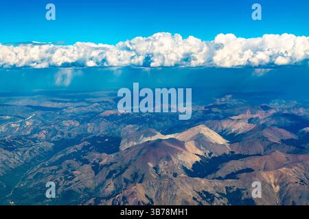 Aus der Vogelperspektive auf Täler, Hügel und Berge im argentinischen Patagonien Stockfoto