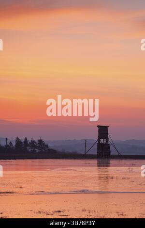 Jäger-Turm neben dem Teich im winter Stockfoto