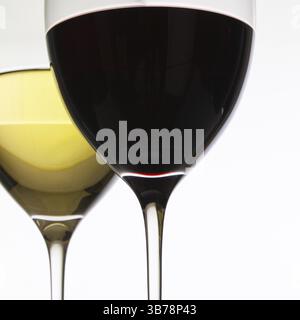 Zwei Weingläser mit Rot- und Weißwein auf weißem Hintergrund Stockfoto