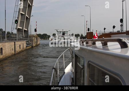Das Wasser kocht und CARINA ist schwer zu kontrollieren Stockfoto