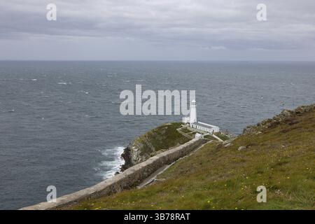 South Stack Lighthouse an der dramatischen Nordwestküste von Holy Island, Anglesey, Wales, Großbritannien und Europa Stockfoto