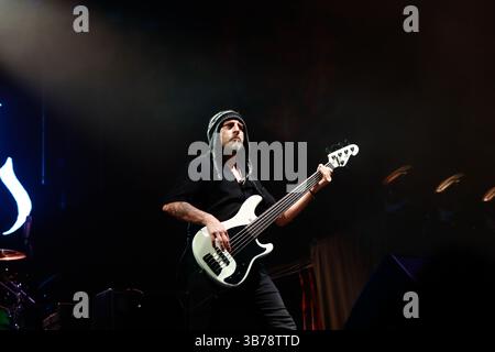 Mexiko-Stadt, Mexiko. Mai 2025. Martin Mendez, Bassist der schwedischen Band Opeth, tritt am 4. Mai 2025 im Rahmen der Monsters of Rock Tour in der Mexico City Arena in Mexiko City auf. (Foto: Carlos Santiago/Eyepix Group) Credit: NurPhoto SRL/Alamy Live News Stockfoto