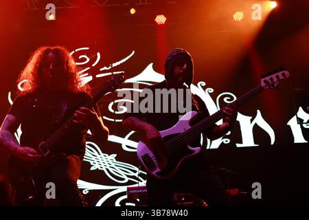 Mexiko-Stadt, Mexiko. Mai 2025. Martin Mendez, Bassist der schwedischen Band Opeth, tritt am 4. Mai 2025 im Rahmen der Monsters of Rock Tour in der Mexico City Arena in Mexiko City auf. (Foto: Carlos Santiago/Eyepix Group) Credit: NurPhoto SRL/Alamy Live News Stockfoto