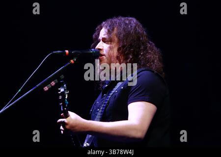 Mexiko-Stadt, Mexiko. Mai 2025. Fredrik Akesson, Gitarrist der schwedischen Band Opeth, tritt am 4. Mai 2025 im Rahmen der Monsters of Rock Tour in der Mexico City Arena in Mexiko City auf. (Foto: Carlos Santiago/Eyepix Group) Credit: NurPhoto SRL/Alamy Live News Stockfoto