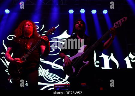 Mexiko-Stadt, Mexiko. Mai 2025. Martin Mendez, Bassist der schwedischen Band Opeth, tritt am 4. Mai 2025 im Rahmen der Monsters of Rock Tour in der Mexico City Arena in Mexiko City auf. (Foto: Carlos Santiago/Eyepix Group) Credit: NurPhoto SRL/Alamy Live News Stockfoto