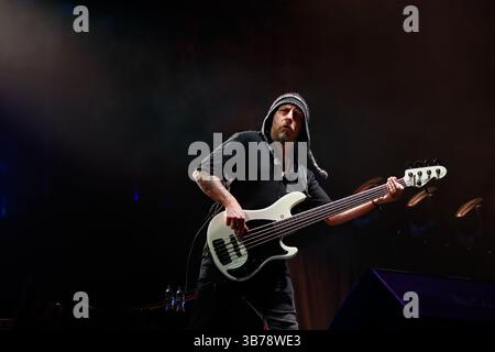Mexiko-Stadt, Mexiko. Mai 2025. Martin Mendez, Bassist der schwedischen Band Opeth, tritt am 4. Mai 2025 im Rahmen der Monsters of Rock Tour in der Mexico City Arena in Mexiko City auf. (Foto: Carlos Santiago/Eyepix Group) Credit: NurPhoto SRL/Alamy Live News Stockfoto