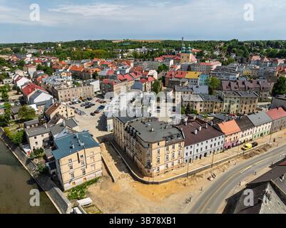 Luftaufnahme von Glucholazy, einer Stadt in Polen in der Provinz Opole. Blick auf den weißen Gluchoaska Fluss. Ansicht des wiederaufgebauten Glucholazy af Stockfoto