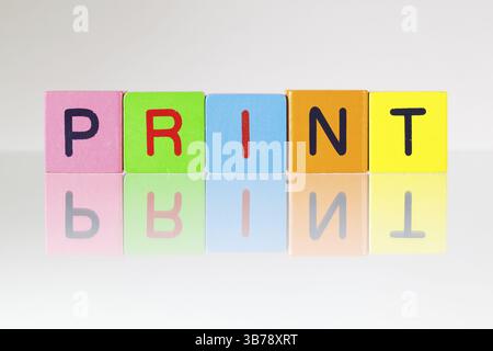 Drucken - eine Inschrift aus Holzklötzen Kinder- Stockfoto