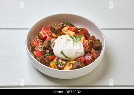 Frischer Burrata-Salat mit Erbtomaten Stockfoto