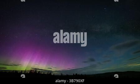 Milky Way Core und Aurora Borealis, über Kielder Forest Northumberland, Mai 2025 Stockfoto