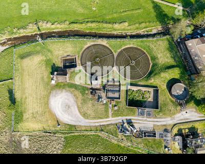 Die Abwasseraufbereitung erfolgt entlang eines Flusses am Rande einer kleinen Marktstadt im Yorkshire Dales National Park, Großbritannien. Stockfoto