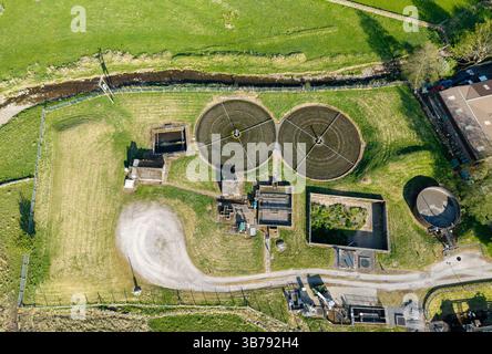 Die Abwasseraufbereitung erfolgt entlang eines Flusses am Rande einer kleinen Marktstadt im Yorkshire Dales National Park, Großbritannien. Stockfoto