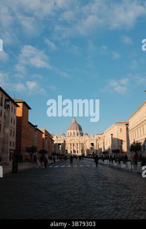 Blick auf den Petersdom Vatikanstadt mit symmetrischer Renaissance-Architektur und touristischem Spaziergang vor dem historischen religiösen Wahrzeichen. Hochwertige Fotos Stockfoto