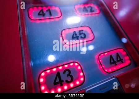 Göteborg, Schweden - 1. dezember 2024: Zahlenschild bei einem Glücksrad ausgewählt Stockfoto