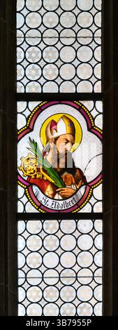 Adalbert von Prag (auch bekannt als Vojtech, Vojtěch oder Wojciech). Ein Buntglasfenster in der Kathedrale St. Elisabeth (Dóm svätej Alžbety). Stockfoto