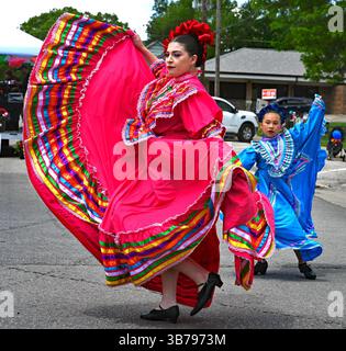 EMPORIA KANSAS, USA - 3. MAI 2025 das großartige Wetter und der blaue Himmel sorgten für den Tag, an dem Tausende von Menschen das jährliche Kulturevent Cinco de Mayo feiern, Speisen und Musik probieren und verschiedene lokale Gruppen traditionelle Tänze vorführen. Stockfoto