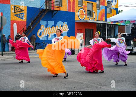 EMPORIA KANSAS, USA - 3. MAI 2025 das großartige Wetter und der blaue Himmel sorgten für den Tag, an dem Tausende von Menschen das jährliche Kulturevent Cinco de Mayo feiern, Speisen und Musik probieren und verschiedene lokale Gruppen traditionelle Tänze vorführen. Stockfoto