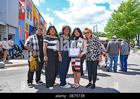 EMPORIA KANSAS, USA - 3. MAI 2025 das großartige Wetter und der blaue Himmel sorgten für den Tag, an dem Tausende von Menschen das jährliche Kulturevent Cinco de Mayo feiern, Speisen und Musik probieren und verschiedene lokale Gruppen traditionelle Tänze vorführen. Stockfoto