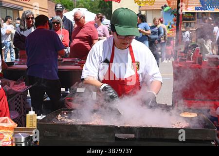 EMPORIA KANSAS, USA - 3. MAI 2025 das großartige Wetter und der blaue Himmel sorgten für den Tag, an dem Tausende von Menschen das jährliche Kulturevent Cinco de Mayo feiern, Speisen und Musik probieren und verschiedene lokale Gruppen traditionelle Tänze vorführen. Stockfoto