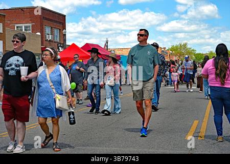 EMPORIA KANSAS, USA - 3. MAI 2025 das großartige Wetter und der blaue Himmel sorgten für den Tag, an dem Tausende von Menschen das jährliche Kulturevent Cinco de Mayo feiern, Speisen und Musik probieren und verschiedene lokale Gruppen traditionelle Tänze vorführen. Stockfoto