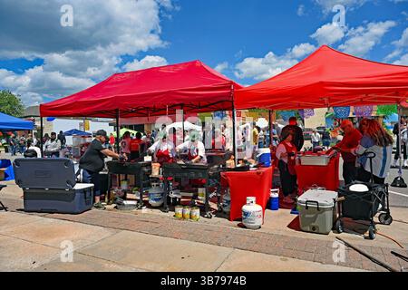 EMPORIA KANSAS, USA - 3. MAI 2025 das großartige Wetter und der blaue Himmel sorgten für den Tag, an dem Tausende von Menschen das jährliche Kulturevent Cinco de Mayo feiern, Speisen und Musik probieren und verschiedene lokale Gruppen traditionelle Tänze vorführen. Stockfoto