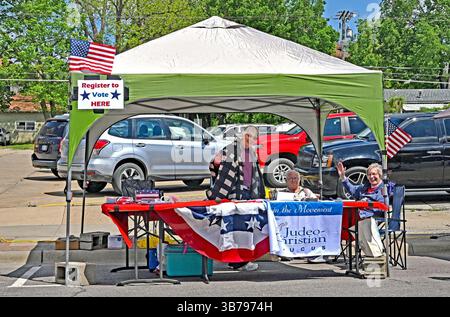 EMPORIA KANSAS, USA - 3. MAI 2025 das großartige Wetter und der blaue Himmel sorgten für den Tag, an dem Tausende von Menschen das jährliche Kulturevent Cinco de Mayo feiern, Speisen und Musik probieren und verschiedene lokale Gruppen traditionelle Tänze vorführen. Stockfoto