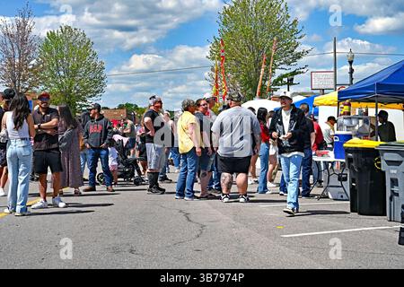 EMPORIA KANSAS, USA - 3. MAI 2025 das großartige Wetter und der blaue Himmel sorgten für den Tag, an dem Tausende von Menschen das jährliche Kulturevent Cinco de Mayo feiern, Speisen und Musik probieren und verschiedene lokale Gruppen traditionelle Tänze vorführen. Stockfoto