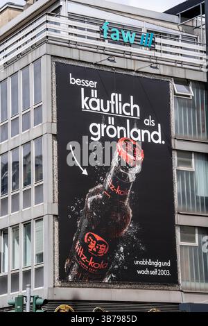 Großformatige Werbung für Fritz-Kola, einem unabhängigen Hamburger Kola- und Limonaden Hersteller, mit Anspielung auf die Kaufabsicht von Donald Trump auf Grönland, Oststraße in Düsseldorf, NRW, Deutschland Fritz Kola Grönland *** Großformatwerbung für Fritz Kola, einen unabhängigen Hamburger Cola- und Limonadenhersteller, in Anspielung auf Donald Trumps Absicht, Grönland zu kaufen, Oststraße in Düsseldorf, NRW, Deutschland Fritz Kola Grönland, Deutschland Fritz Kola Grönland, Deutschland Fritz Kola Grönland Stockfoto