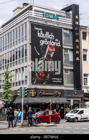 Großformatige Werbung für Fritz-Kola, einem unabhängigen Hamburger Kola- und Limonaden Hersteller, mit Anspielung auf die Kaufabsicht von Donald Trump auf Grönland, Oststraße in Düsseldorf, NRW, Deutschland Fritz Kola Grönland *** Großformatwerbung für Fritz Kola, einen unabhängigen Hamburger Cola- und Limonadenhersteller, in Anspielung auf Donald Trumps Absicht, Grönland zu kaufen, Oststraße in Düsseldorf, NRW, Deutschland Fritz Kola Grönland, Deutschland Fritz Kola Grönland, Deutschland Fritz Kola Grönland Stockfoto