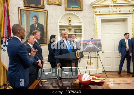 Präsident Donald Trump wird von Scott Turner, dem Geschäftsführer des Weißen Hauses Opportunity and Revitalization Council, Josh Harris, dem Eigentümer der Washington Commanders, dem NFL-Kommissar Roger Goodell, Muriel Bowser, und dem Innenminister Doug Burgum begleitet, um bekannt zu geben, dass Washington, D.C. am Montag, 5. Mai 2025, den NFL Draft 2027 im Oval Office veranstalten wird. (Offizielles Foto des Weißen Hauses von Molly Riley) Stockfoto
