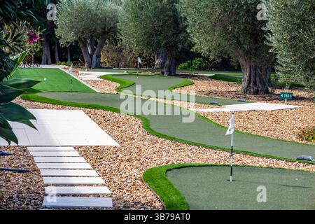 ESTOMBAR, PORTUGAL - 5. Oktober 2024: Minigolfplatz auf dem Weingut 'Quinta dos Vales'. Stockfoto